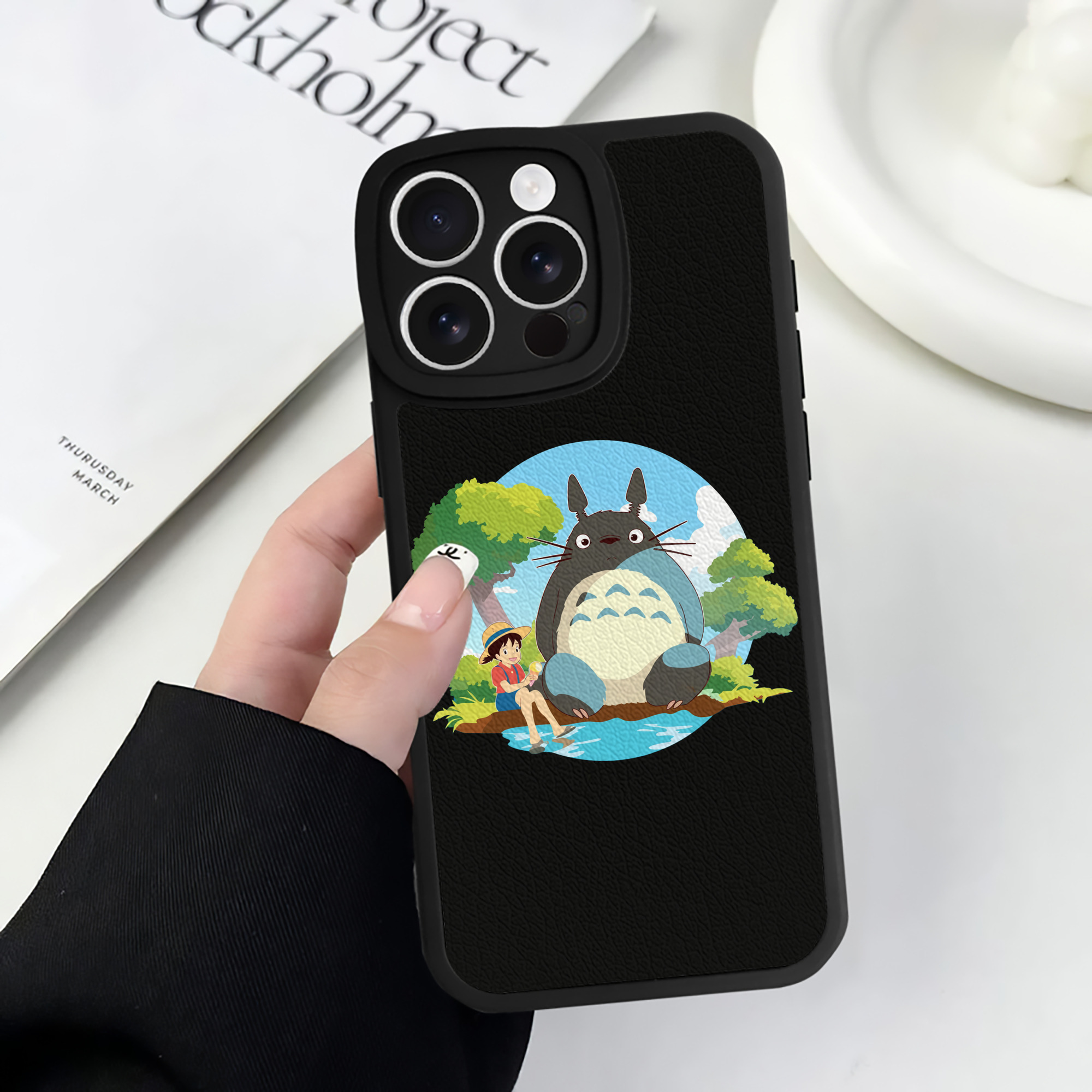 （画像用） となりのトトロ 草壁メイ 草壁サツキ My Neighbor Totoro Satsuki Kusakabe Mei Kusakabe 【iPhone 16シリーズ対応】シリコンスマホケース（レザー調） 材質：シリコン